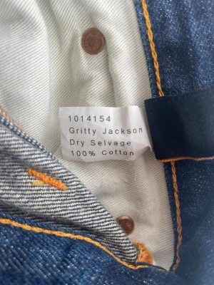 Gritty Jackson dry selvage nudie jeans  - Gritty Jackson dry selvage nudie jeans| pris:1399kr| skick: 8/10, lite slitna som selvage ska vara| storlek:32/34| hör av dig vid minsta lilla fundering eller fråga| 