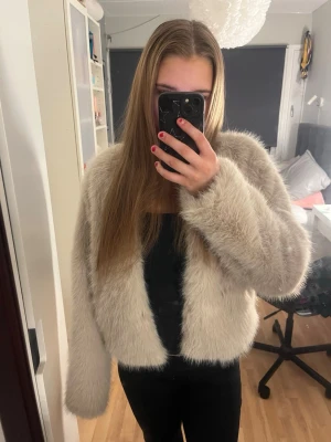 Beige fuskpälsjacka Gina Tricot - Säljer denna snygga fuskpälsjacka från Gina Tricot då den ej kommer till användning. Den är endast använd en gång så i väldigt bra skick, som helt ny! 💗Storlek 158/164 och passar mig som är 165. Ord pris 499kr. 