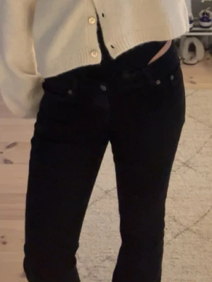 Svarta jeans - Säljer ett par snygga svarta, lågmidjade, bootcut jeans från junkyard! 