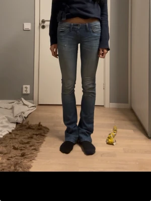 Levis jeans - Jag säljer dessa super snygga bootcut jeansen från Levis. Dem är i storlek 28 och modellen slight curve. De är low waist och 86cm i innerbenslängd så lite långa för mig. Jag brukar ha xs/s i byxor och säljer för att de är lite för små för mig. De har fickor på baksidan och ett fint hål på vänster sida knä. De är också från 2010 tal ungefär. 