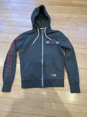Grå zip hoodie från Superdry - Säljer en mörkgrå hoodie från superdry. Hoodien är i storlek S. Va inte rädd för att ställa frågor!!