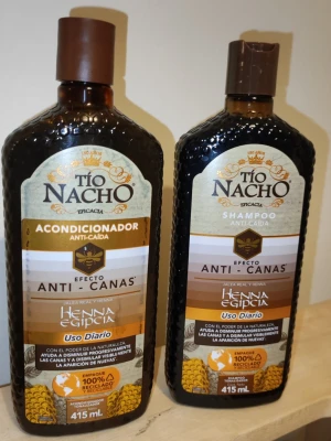 Tio Nacho Henna Egipcia schampo & balsam - Set med Tio Nacho Henna Egipcia schampo och balsam, båda med anti-håravfall och anti-grå effekt. Flaskorna är bruna med struktur och har guld- och vita etiketter. Innehåller 415 ml vardera och är anpassade för daglig användning på brunt till mörkt hår.