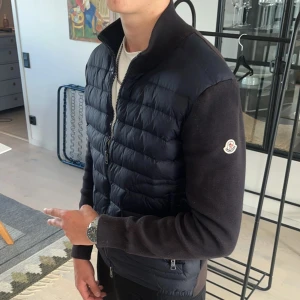 Moncler cardigan - Säljer nu denna feta Moncler cardiganen då jag har tröttnat på den!! Den är perfekt till svensk sommar, vår och höst😊! Den har också nfc scanning! 