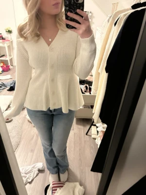 Vit ribbstickad kofta med v-ringning - Jätteskön och fin’