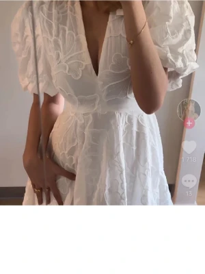 Studentklänning Zara  - Köpte inför min student 2025 här på plick! Men bestämde mig för en annan klänning till slut så bilderna är inte mina, den är enbart testad🥰hör gärna av dig vid frågor!