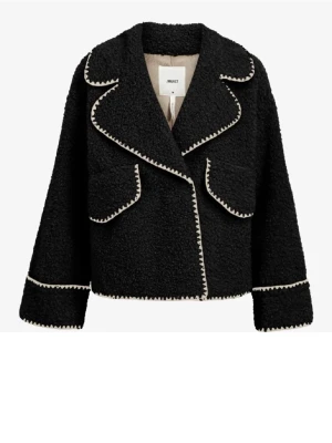 Svart teddyjacka med kontrastsömmar från object - Stilren svart teddyjacka från Jacket med markerade vita kontrastsömmar längs kanterna. Jackan har bred krage, två fickor framtill och en boxig, avslappnad passform. Perfekt för dig som gillar trendiga och mysiga ytterplagg.