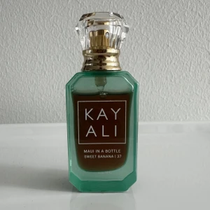 Kayali maui in a bottle 10 ml - Kayali parfym maui in a bottle - sweet banana. Mängd kvar enligt bild, inte mycket taget ur den. Nypris på sephora 379kr. 💚