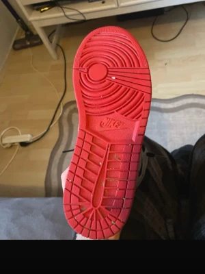 Nike Air Jordan 1 Low röd/vit - Säljer ett par Nike Air Jordan 1 Low sneakers i rött och vitt. Skorna har klassisk låg siluett, röd yttersula och ovandel i textil och syntet. Ikonisk Jumpman-logga på plösen och snygga detaljer som gör dem till ett måste för sneakerheads.