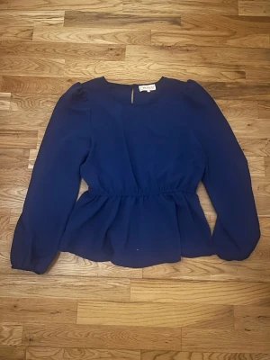 Bluse only - Selger denne fine vintage blusen fra only. Jeg har arvet den men har ikke noe særlig brukt den selv men den er veldig fin stand. Den selges ikke lenger på only. Betaling gjennom Plick eller vips. Kjøperen betaler frakt selv