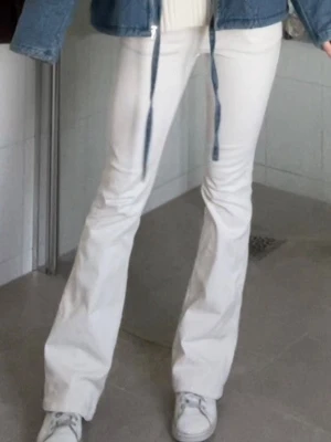 Vita bootcut jeans  - Snygga vita bootcut jeans med låg midja 💞💞❤️