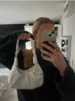Vit handväska - Vit handväska från shein som passar till allt💗