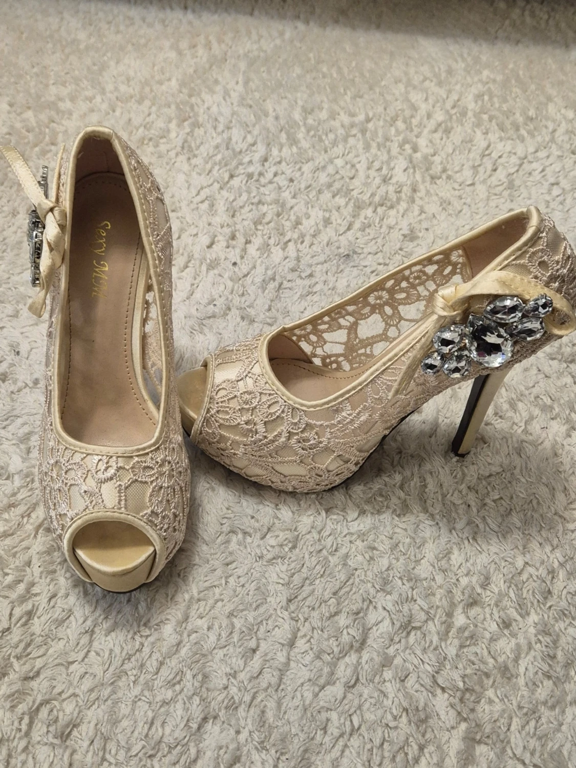 Beige spetsiga pumps med rosett