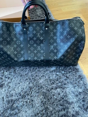 Louis Vuitton keepall 55  - Louis Vuitton keepall 55 i väldigt bra skick! Otroligt lite använd. Axelrem kommer till. Hör av dig om du vill ha resterande bilder på väskan eller har andra frågor! Priset är diskuterbart! Artikelverifierad av Vinted!