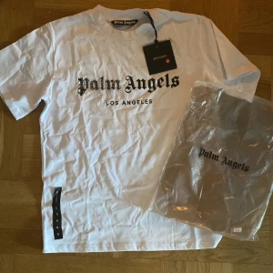 Palm angels t shirt - Hej säljer den här helt nya tröjan, aldrig använd!🚨 Säljs pågrund av fel storlek. Storleken är S men passar mer M. 🚨säljs snabbt🚨!