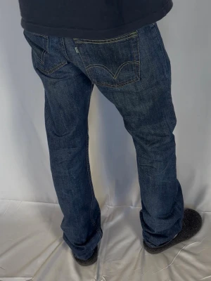 Levi’s 506 Standard - Levi's Jeans | Modell: 506 | Skick 9/10 mycket bra | Nypris ca 2500kr | Mitt pris 699kr | Size: 29/32 | Modellen är 182cm och väger 67kg | Midja: 41cm | Ytterbenslängd: 109cm | Benöppning: 21cm | Lår: 28cm | Kom gärna pm vid frågor eller funderingar |