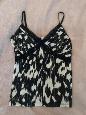 Snygg topp  - Super snygg topp, storlek M passar även S! Köp direkt för 99kr💞💞😍