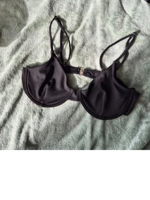 Svart bikiniöverdel  - Aldrig använd, pga att den inte passade mig❣️ Ribbat material, justerbara band