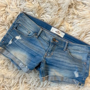 A19 Superlowrise blåa Hollister jeansshorts - Midja ca 41,5 rakt över! Stretchiga!