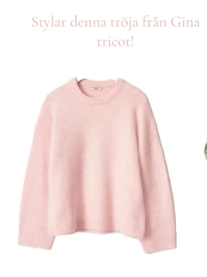rosa stickad tröja Gina Tricot - Rosa stickad tröja från Gina Tricot i strl S, perfekt för våren och sommaren Originalpris är 400kr, säljer för 250!!skriv för egna bilder på! Använd gärna köp nu 