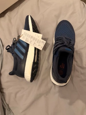 Adidas Ultraboost blå sneakers - Snygga Adidas Ultraboost sneakers i marinblått, skön passform, passar bra till många tillfällen. Aldrig använt 