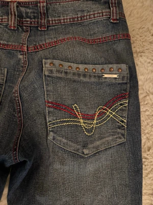Coola low waist jeans - Fett cola jeans med röda sömmar. Något försmå för mig tyvärr!! Passar mig i längd, är 166cm lång och har vanligtvis M i jeans.