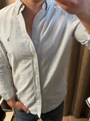 Randig skjorta från Polo Ralph Lauren - Skjorta från Ralph Lauren, killen på bilden är 173, passar som XS