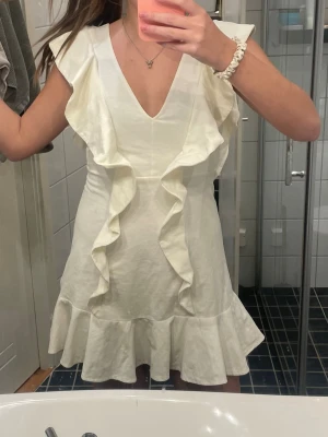 Vit volangklänning  - !INTRESSEKOLL! Supersöt vit kortklänning med v-ringning och volangdetaljer framtill och längs fållen. Så så fin och PERFEKT till skolavslutning eller student! Köpt secondhand men har aldrig använt den själv❣️skriv till mig om du är intresserad💞💞