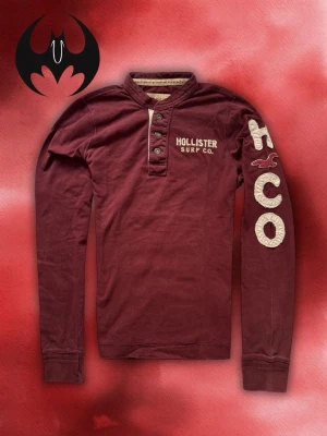 Vintage Hollister long sleeved t-shirt - Säljer denna feta sällsynta Hollister Tröja, perfekt för vår och sommar!| Mycket bra skick | Size L | Längd: 68cm Bredd: 52cm Armlängd: 73cm | Skyltdocka: M - 48 cm axlar, 75 cm midja | Lägg endast bud med avsikt att köpa nu, inga fördröjningar!