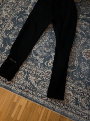 Svarta syna world byxor  - Svart helt ny syna wolrd byxor 