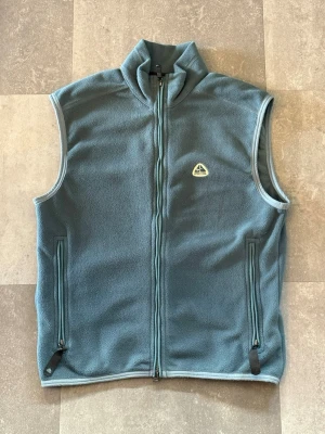 Fleeceväst Nike ACG - Säljer en blå fleeceväst från Nike ACG. Perfekt för våren/sommaren. Svår att få tag på. Storlek M.  Färgen är blå/turkos, riktigt snygg. Skriv om du har några frågor! 