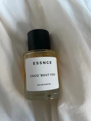 ESSNCE Coco 'Bout You parfym - Minimalistisk parfymflaska från ESSNCE med doften Coco 'Bout You. Säljer då jag har för många 