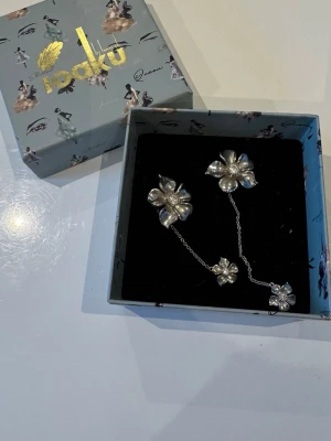 Blommiga örhängen i silver från Ioaku - Knappt använda, väldigt bra skick 