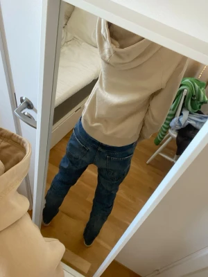 Blå slim fit jeans  - Säljer ett par blå jeans som är slim fit med en normal midja med fickor bak och fram. Storlek 160 men i bilderna är jag 168 och passar fint då också. De är användna mycket men ändå i ett bra skick.