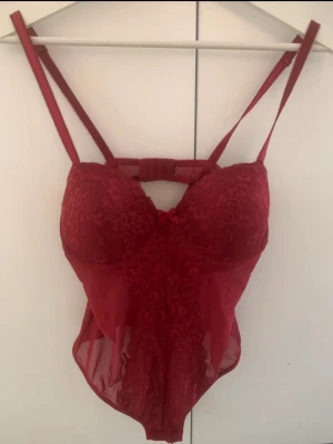 Vinröd spetsbody  - Snygg vinröd body 