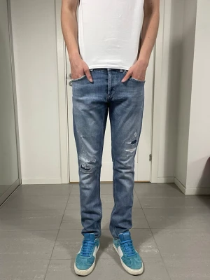 Dondup George Jeans - Säljer nu dessa Dondup George jeans med snygga slitningar i populär design, skriv för fler bilder/frågor🙌🏼