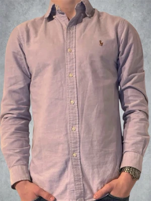 Polo Ralph Laurent skjorta  - Polo Ralph Laurent skjorta | size: S | skick: 6/10 har ett litet hål, syns på sista bilden | tveka inte på höra av dig! | mvh MD Closet 🫡