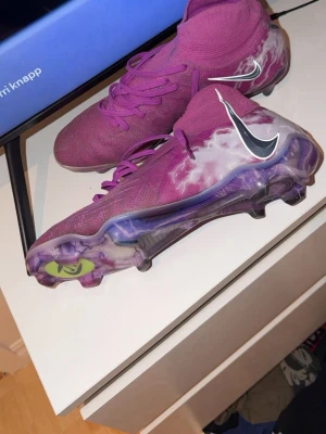 Lila Nike fotbollsskor  - Lila fotbollsskor med fina blixt detaljer som gör skon väldigt unik de är storlek 44 men de känns som 43 så skulle inte rekommendera att köpa dem om du har 44