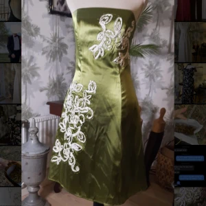 Satin cocktailklänning - Riktig vintage cocktailklänning med handgjorda broderier. Mycket gott skick. Säljer då den int e kommer till användning!