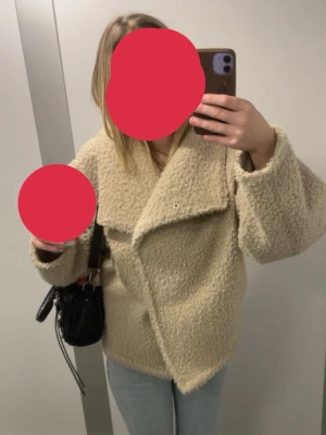 Beige teddyjacka med bred krage - Som ny
