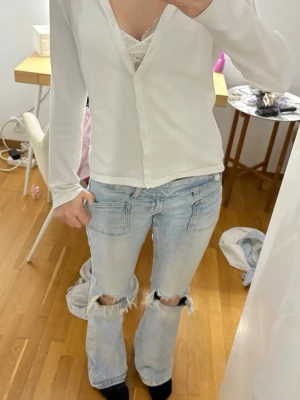 Vit kofta med knappar - Säljer en vit kofta som är tun och bekväm lätt att styla med och ha något under. Storlek M❤️