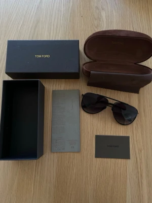 Tom Ford solglasögon  - Tom Ford solglasögon. Skicka 9/10. Endast lådan som märks att den är använd. Finns fler bilder vid behov. OBS! Ej orginal!