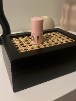 Rouge från Caia i dusty rosé - Säljer ett krämrouge i stickformat från Caia . Förpackningen är ljusrosa med vita bokstäver och har en rundad form. Rouget är lätt att applicera direkt på kinderna och ger en naturlig, fräsch look. Perfekt att ha i väskan för snabba touch-ups. Färg dusty rosé, testad en gång men trivs inte i färgen därav säljer jag den! 