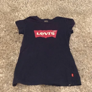 Levis T-shirt - En fin Levis T-shirt! Katt finns u hemmet! Är i st Barn M