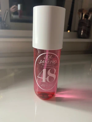 Sol de Janeiro Cheirosa 48 mist - Fräsch body mist från Sol de Janeiro i doften Cheirosa 48. Flaskan är genomskinlig med rosa ton och har en vit spraykork. Perfekt för dig som gillar söta och fruktiga dofter. Enkel att ta med i väskan tack vare smidig plastflaska. Se andra bild hur mycket som är kvar