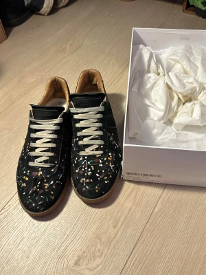 Maison margiela paint splatter gats - Halloj! Nu finns dessa Maison margiela paint splatter gatsen i den svarta färgen till salu. Dem är rätt använda men ändå i okej skick! Storlek 43 och OBS dem är INTE äkta:) 