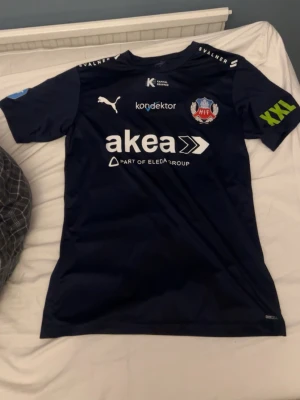 Mörkblå HIF matchanvänd från Puma - Säljer en mörkblå Helsingborgs IF matchanvänd från Puma från säsongen 2020 i Allsvenskan. Tröjan är använd av Armin Gigovic. Hör av er vid funderingar. Storlek M men passar även S 