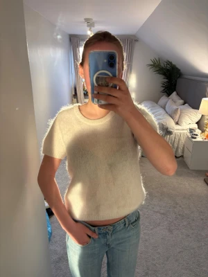 Vit stickad t-shirt - Kortärmad stickad t-shirt, jätte söt för sommaren💞💞