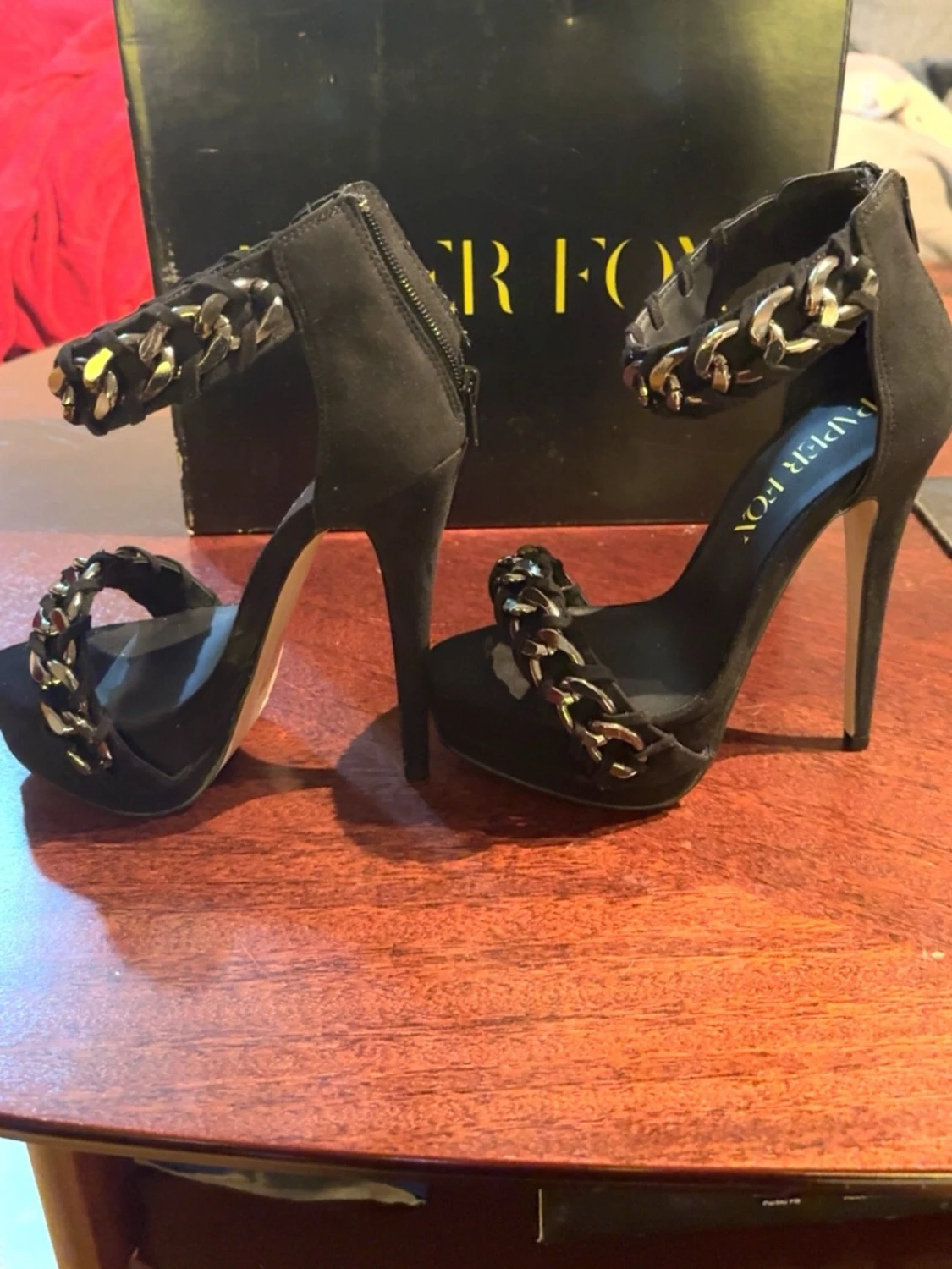 Svarta pumps med kedjedetaljer - 1