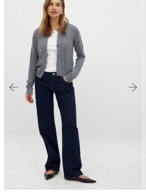 Mörkblå raka jeans från NA-KD - Snygga mörkblå jeans från NA-KD med rak passform och låg midja. Klassisk femficksmodell i kraftig denim med läderpatch bak i midjan. Jeansen är använda max 2 gånger så de är som nya!💕💗