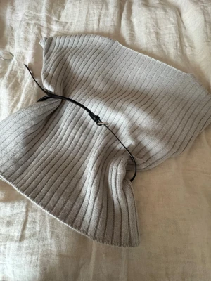 Zara topp - Säljer min superfina topp från Zara då den inte kommit till användning, säljs i storlek L men passar både l/m. 